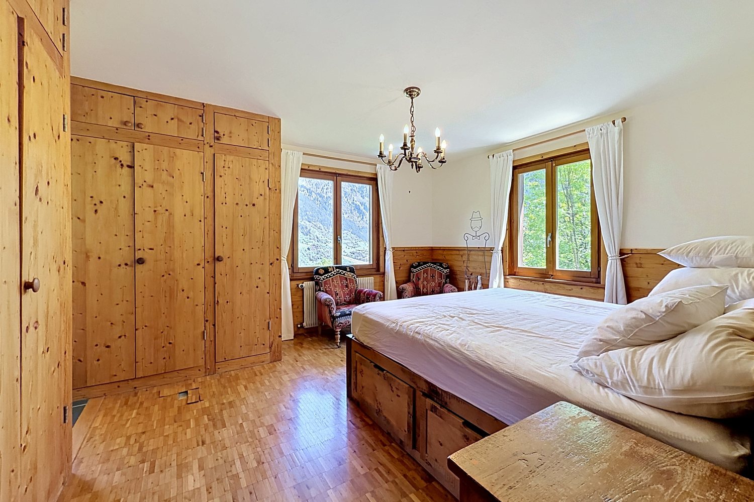 La chambre principale, avec boiseries et rangements intégrés.