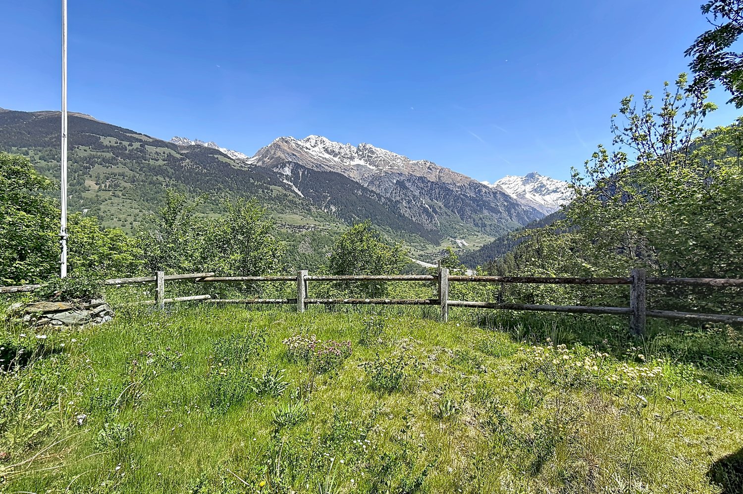 La vue dégagée sur la vallée et les sommets depuis le jardin.